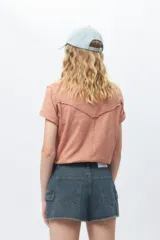 Short negro de jean con bolsillos cargo y terminación desflecada.