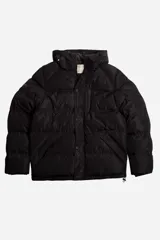 Campera puffer negra de nylon con cuello alto y capucha ajustable. Tiene bolsillos laterales y frontales con cierre.