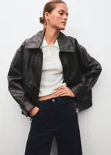 Pantalón de tiro alto confeccionado en tejido de pana con diseño wide leg. Cuenta con cierre de botón y cremallera, trabillas para cinturón y cinco bolsillos clásicos.