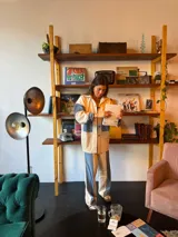 Camisa de manga larga con bloques de color en jean celeste y gabardina color crema.