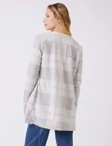 Cardigan abierto de tejido soft con estampado de cuadros en tonos azul y blanco. Presenta corte recto, mangas largas y dos bolsillos frontales aplicados.