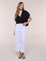 Pantalón capri blanco de corte recto y largo crop, con cintura alta y bolsillos delanteros aplicados estilo parche con detalle festoneado.