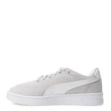 Championes urbanos Puma modelo Court Lally SD, color gris claro con detalles en blanco. Confeccionados en gamuza con la clásica franja lateral de la marca y suela de goma blanca.