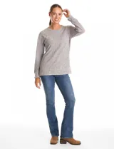 Buzo de manga larga con cuello a la base, confeccionado en tejidos combinados con texturas lisas y acanaladas. Presenta un diseño con tajos laterales en el ruedo.