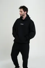 Canguro negro de algodón con capucha y bolsillo delantero tipo canguro. Estampado frontal con la palabra "SOSI" en letras blancas.