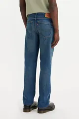 Pantalón de jean azul de corte recto, tiro medio y cierre con botones.