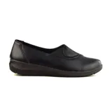 Zapato casual negro de cuero sintético, con diseño liso, punta redondeada y plataforma baja.