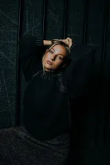 Sweater tejido a mano en lana merino y viscosa con lurex, color crudo con detalles dorados en cuello, puños y hombros. De corte holgado y cuello alto.