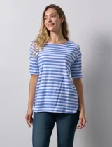 Remera de algodón a rayas horizontales azules y blancas, de manga corta y cuello redondo.