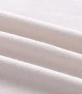 Remera de corte comfort, confeccionada en algodón suave y respirable. Presenta cuello redondo, mangas cortas y un pequeño estampado náutico con forma de ancla en el pecho.