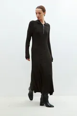 Vestido largo tejido de punto color verde oliva, con cuello polo y cierre metálico.