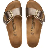 Sandalias Birkenstock modelo Madrid Big Buckle, con una tira ancha en color taupe metalizado y una hebilla grande dorada. Presenta plantilla anatómica de corcho y suela de goma.