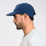 Gorra de gabardina celeste con logo Umbro bordado en blanco en el frente.