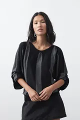 Sweater de tejido de punto con hilo metalizado, color marrón, con cuello redondo y mangas largas abullonadas con puños ajustados.