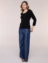 Buzo tejido fino y suave de marca Elie Tahari, color gris, con escote redondo pronunciado, mangas largas y silueta semi entallada.