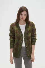 Cardigan de punto con diseño de cuadros, cuello en V y cierre frontal con botones. Presenta un corte holgado y mangas largas.