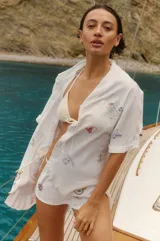 Camisa oversize blanca con estampado de mapa del tesoro con elementos náuticos y corazones.