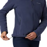 Campera polar Columbia modelo Fast Trek II, de color azul oscuro. Presenta cuello alto, cierre frontal completo, bolsillos laterales con cierre y un bolsillo adicional con cierre en la manga izquierda. Diseño ligero y funcional con logo de la marca bordado en el pecho.