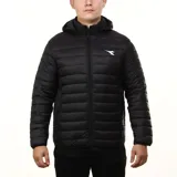 Campera puffer de abrigo marca Diadora, color negro, con diseño acolchado horizontal, capucha integrada y cierre frontal completo. Posee bolsillos laterales con cierre y el logo de la marca en contraste sobre el pecho.