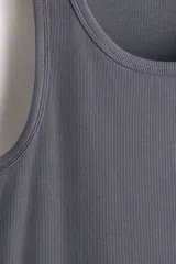 Musculosa gris oscuro de punto acanalado, confeccionada en mezcla de algodón, con cuello redondo y diseño ajustado slim fit.