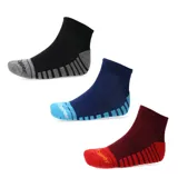 Pack de tres pares de medias deportivas Topper de corte bajo, con refuerzo en puntera y talón, y diseño de rayas en el arco. Incluye un par negro con gris, un par azul con celeste y un par bordó con rojo.