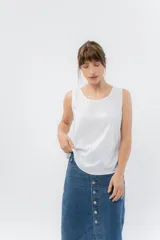 Musculosa amarilla pastel con escote redondo y detalle de lágrima en la espalda.