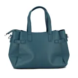 Cartera azul con textura símil cuero, doble asa corta y correa larga desmontable. Tiene una tira horizontal con hebilla decorativa.