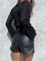 Short de tiro medio confeccionado en cuero sintético de alta calidad, con bolsillos delanteros y diseño de corte recto.