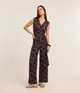 Mono sin mangas de microfibra color marrón con estampado geométrico en blanco, escote en V y lazo fruncido en el lateral.