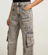 Pantalón cargo de jean gris con lavado ácido, corte recto, tiro medio y múltiples bolsillos laterales.