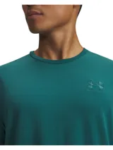 Remera de manga corta Under Armour, color verde petróleo, con cuello redondo acanalado y logo de la marca bordado en el mismo tono en el pecho.
