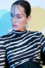 Aros colgantes con forma de cerezas, con strass de colores y detalles en verde.