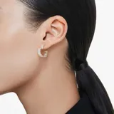 Aros de aro Swarovski Matrix, pequeños, con baño de oro y circonias transparentes talla baguette en forma de corazón.