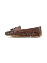 Mocasín de cuero con textura de reptil en tonos marrones, con detalle de borlas y herraje metálico dorado en el empeine.