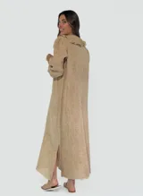 Vestido largo color beige de lino, con escote en V con volados y lazo ajustable, mangas largas con puños elásticos y bolsillos laterales.