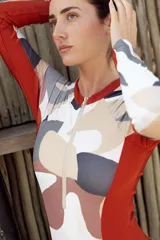 Enteriza de surf de mangas largas con cierre en el busto y estampado abstracto multicolor.