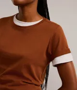 Remera básica de cuello redondo y manga corta, confeccionada en algodón peruano de alta calidad. Presenta un diseño liso y versátil, ideal para uso diario.