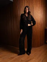 Pantalon recto de terciopelo con diseño devoré que crea transparencias, cuenta con cintura elástica para mayor comodidad.