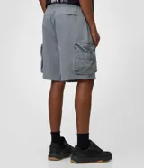 Bermuda baggy cropped de color beige, confeccionada en poliéster, con bolsillos cargo laterales y cintura elástica.