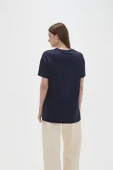 Remera de algodón de manga corta y cuello redondo, con diseño de línea fina bordado en el frente.