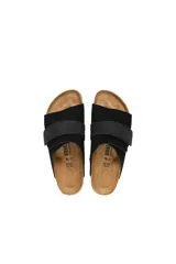 Sandalia Birkenstock modelo Kyoto, color negro, confeccionada en gamuza y cuero nobuck. Presenta un diseño minimalista con cierre de velcro ajustable, plantilla anatómica de corcho-látex y suela de EVA ligera.
