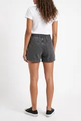 Short de denim color gris oscuro con efecto acid wash, cintura elástica con cordón ajustable y bolsillos laterales.