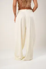 Pantalón sastre negro de corte ancho con pinzas en la cintura y bolsillos laterales.