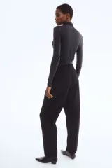 Pantalón sastrero de tiro alto con pinzas, corte holgado y piernas rectas. Cuenta con cierre frontal oculto, bolsillos laterales y bolsillos traseros decorativos.