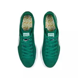 Championes Puma Suede Classic color mostaza con franja lateral blanca y suela blanca.