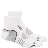Medias deportivas de corte medio, color blanco con detalles en gris. Confeccionadas con tecnología Coolmax para control de humedad, cuentan con amortiguación dirigida, soporte para el arco del pie y paneles de ventilación de malla.