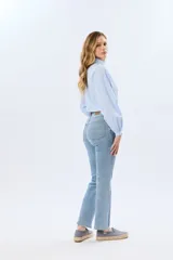 Pantalón de jean de corte recto y calce relajado, confeccionado en algodón con elastano.