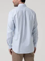 Camisa de manga larga RKF modelo Flasquare, color celeste con micro estampado a cuadros. Presenta cuello clásico, cierre frontal con botones y un bolsillo en el pecho con el logo de la marca bordado.