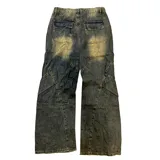 Pantalón de jean color marrón con efecto gastado, corte recto y diseño con paneles geométricos.