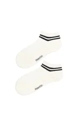 Medias deportivas tobilleras de color blanco con detalle de dos franjas negras en el borde superior y logo de la marca estampado en el lateral.
